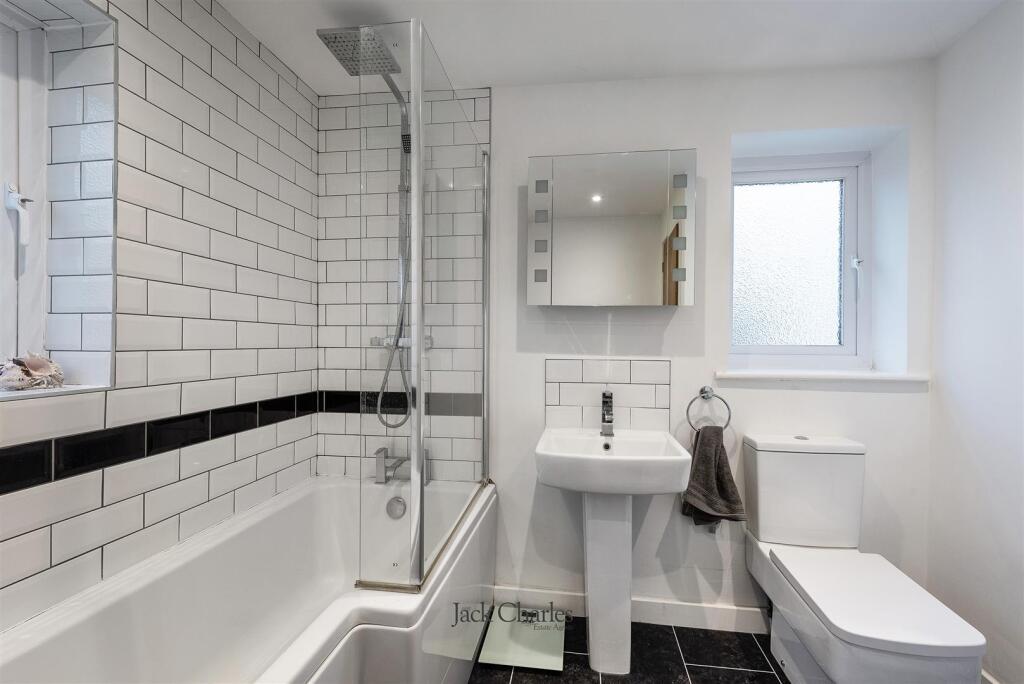 33 Wealden Close, TN11 9HB 011.jpg