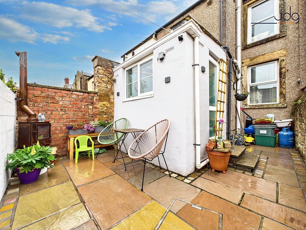 Stylish Flagstone Yard