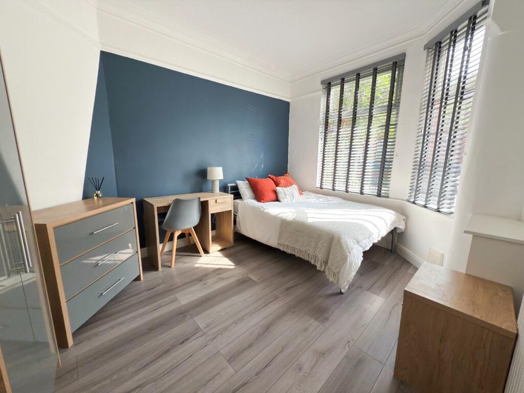 Bright, neatly presented double bedroom with a ...