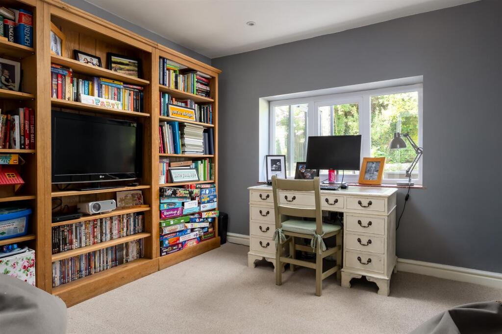 24 - Hilary Cottage - GL7 4HT - Web.jpg