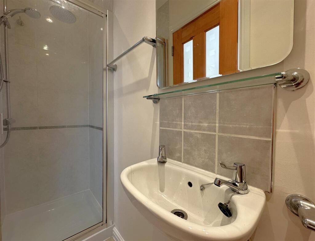 Bedroom 2 Ensuite I.jpg