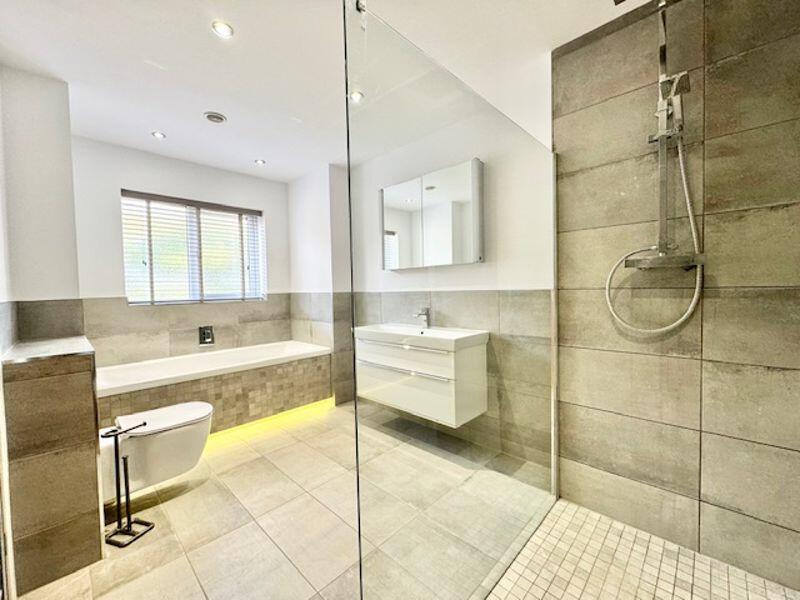 En suite bedroom 1