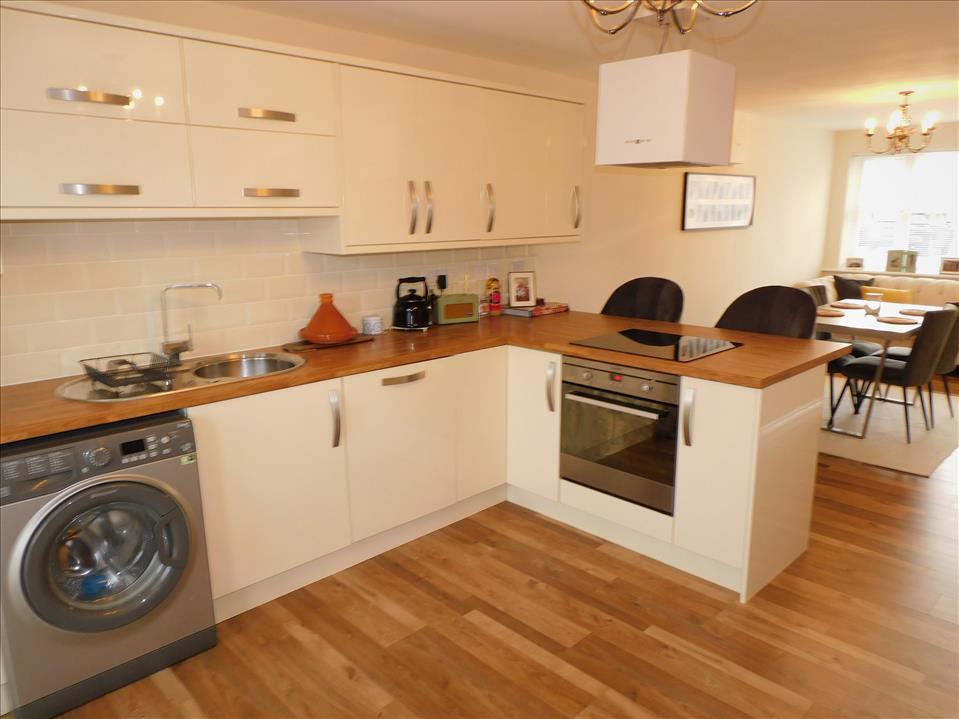 KITCHEN/DINING ROOM
