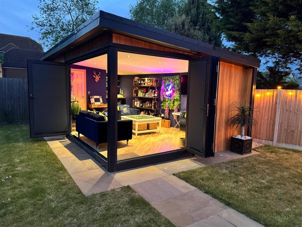 Grden Room &#64; Night 2.JPG