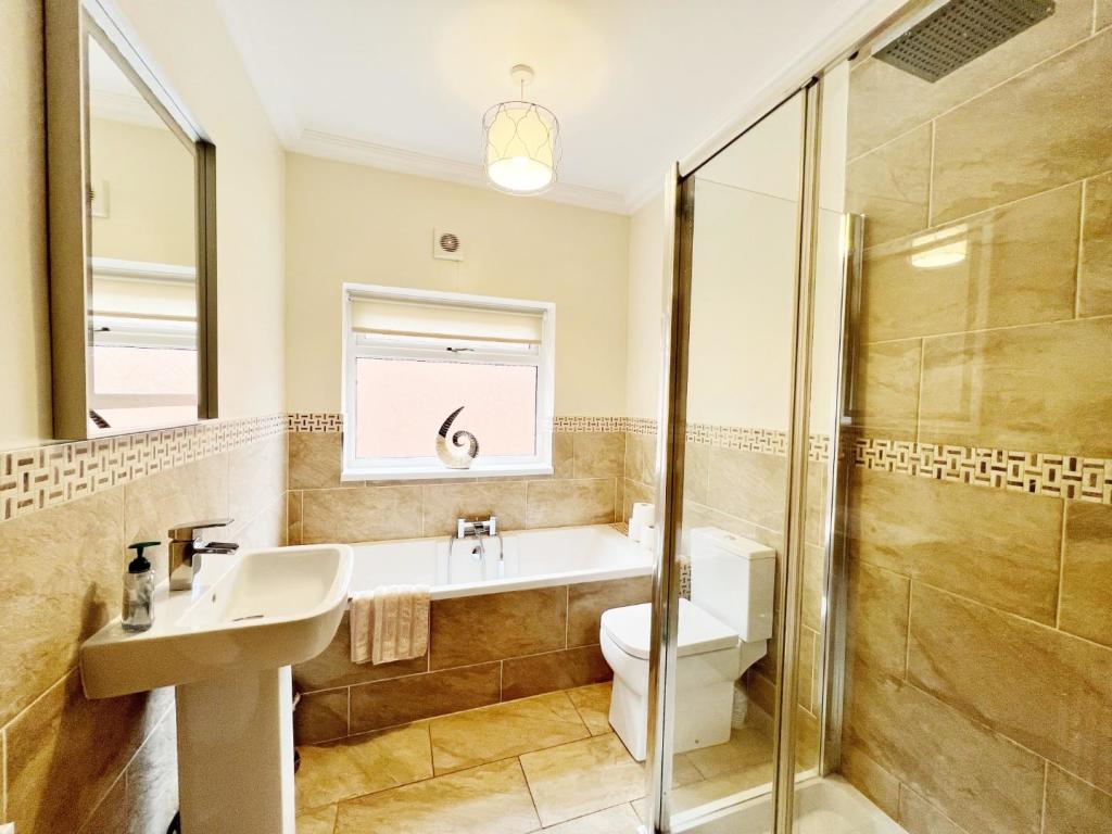 Bathroom pic 1.jpg