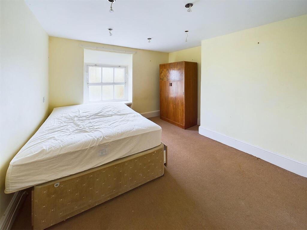 11- TOP FLOOR 2 BED FLAT.jpg