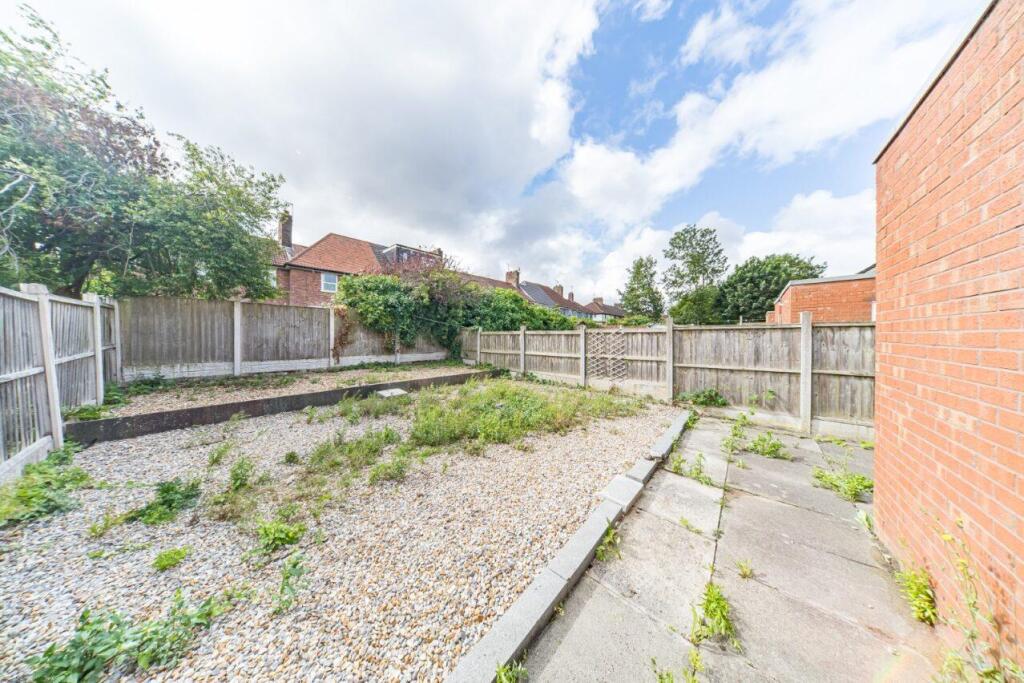 36 Wellesbourne Road garden.jpg