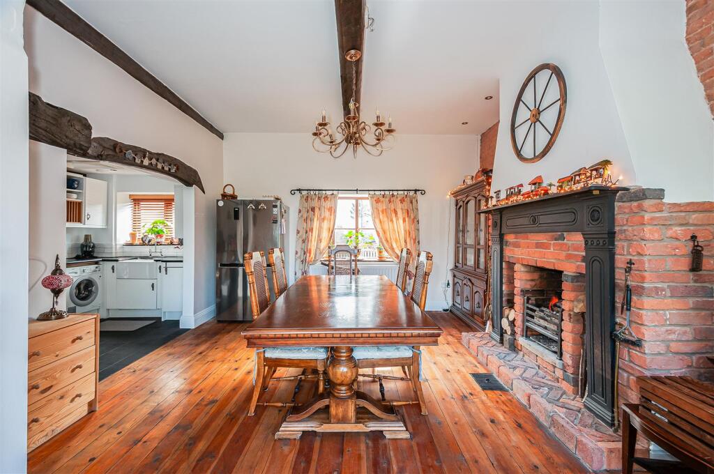 Hall Barn Cottage18.jpg