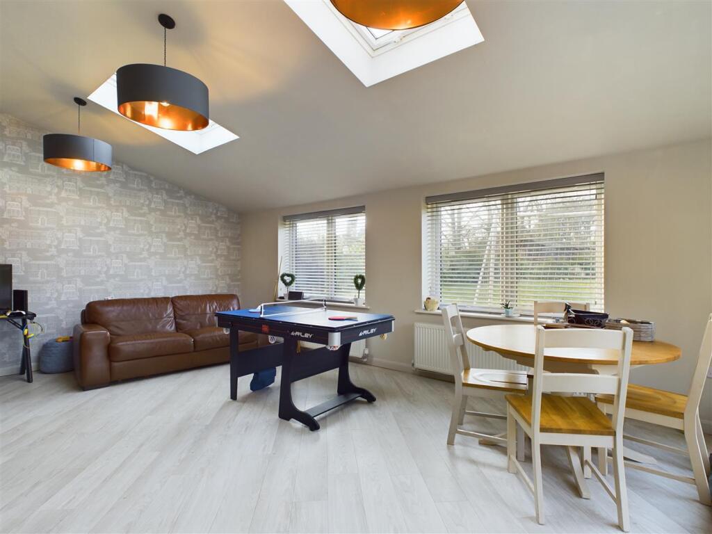 OPEN PLAN KITCHEN/ DINING ROOM