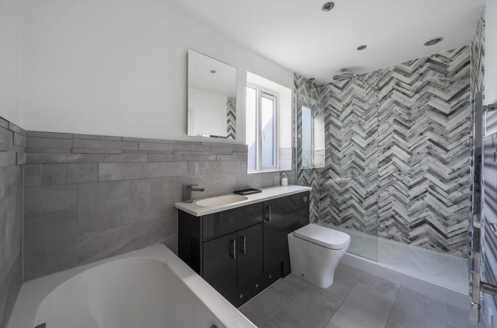 1345693-3-68b170f...