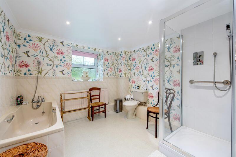 En suite bath/shower room