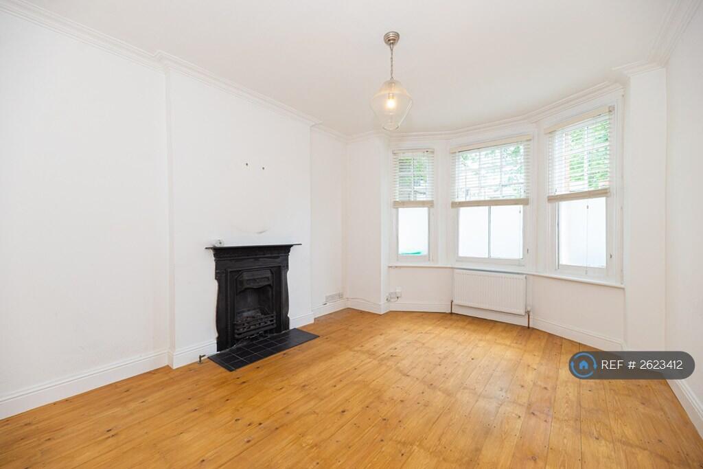 Living Room / Second Bed