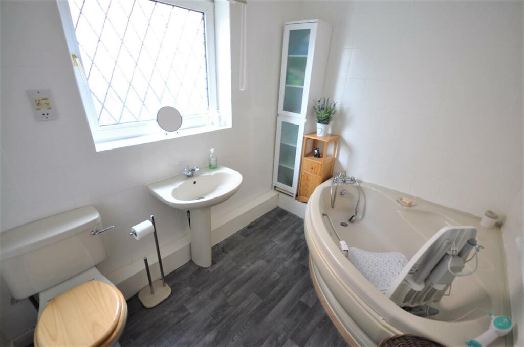 Bathroom (Ground floor)