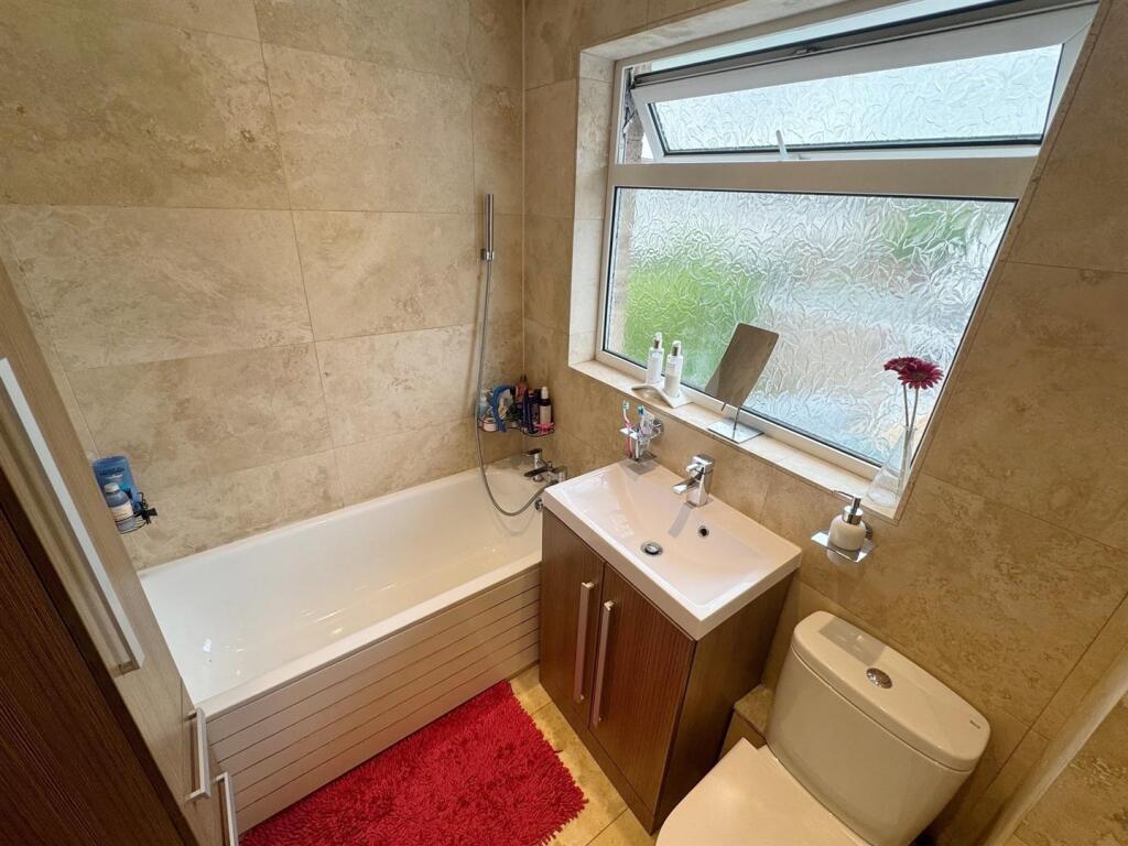 Bathroom 1.jpg