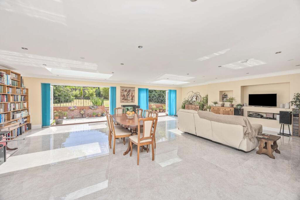 Lounge / Dining Area