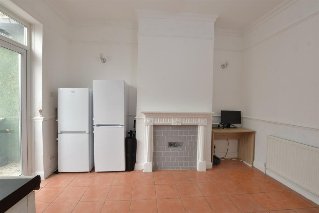 Kitchen/ Dining Room