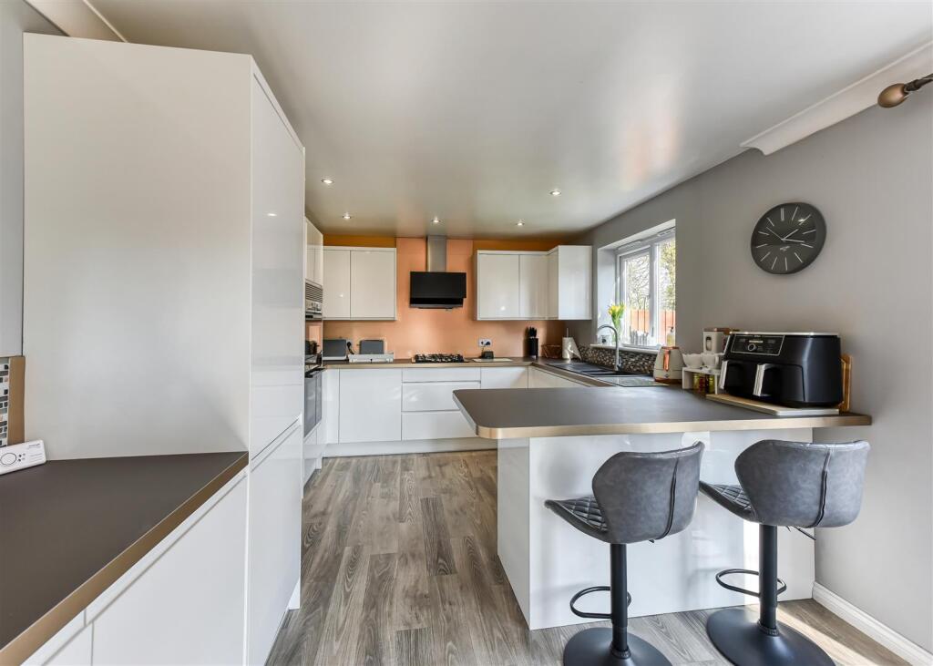 8 Oaklands-Kitchen (2).jpg