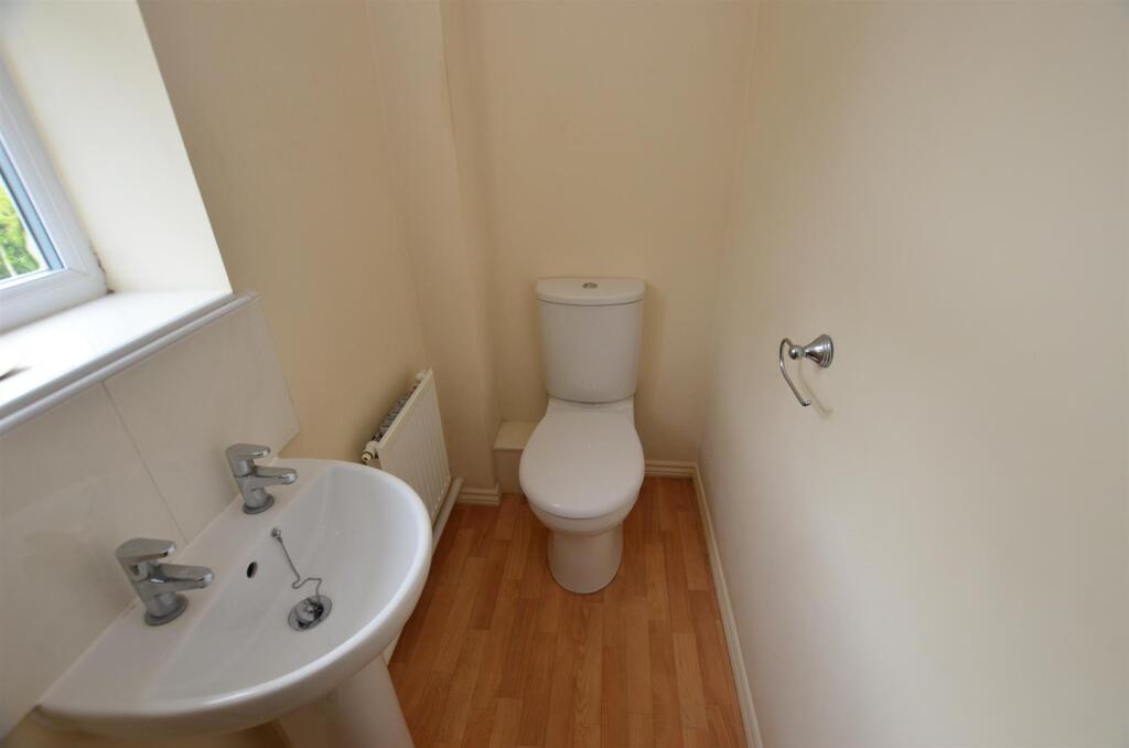 Guests Cloak Room/WC