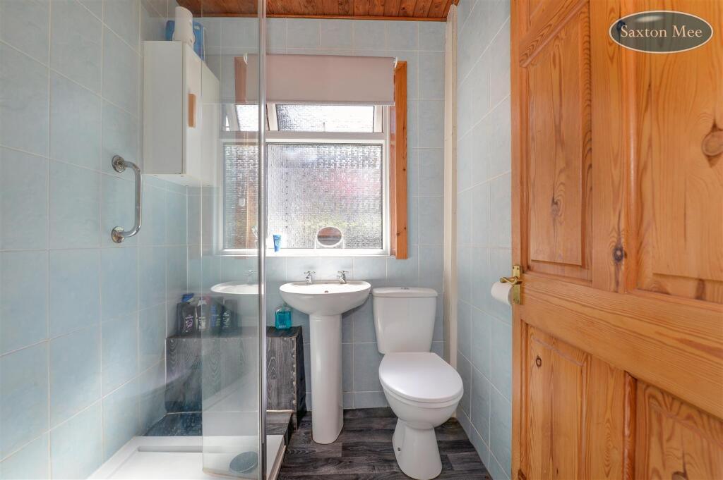 bathroom 8685.jpg