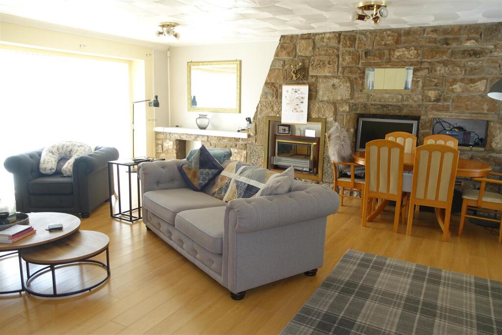 Lounge 1.JPG