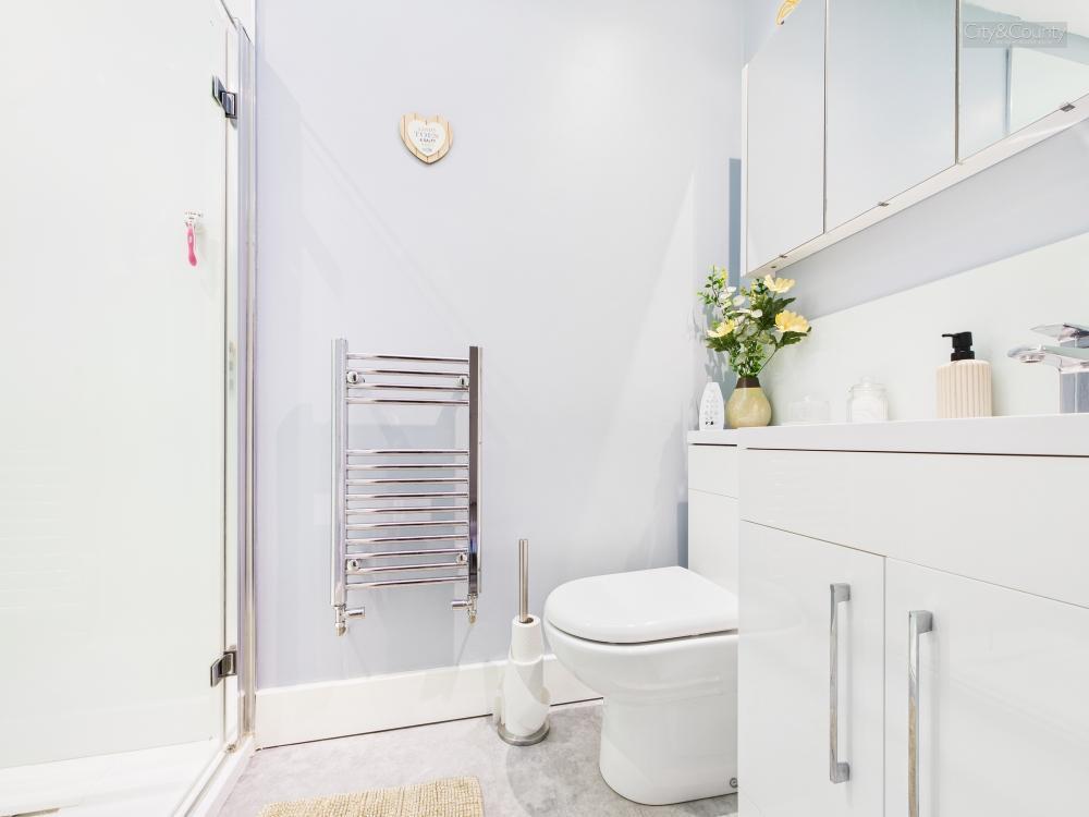 En-Suite To Master Bedroom