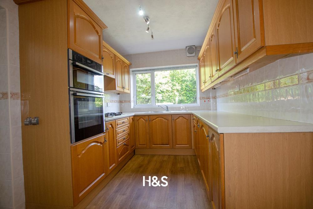 4 Eves Croft - kitchen.jpg