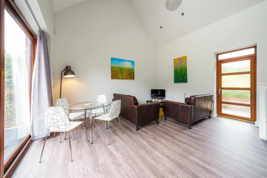 Open plan dining/sitting area