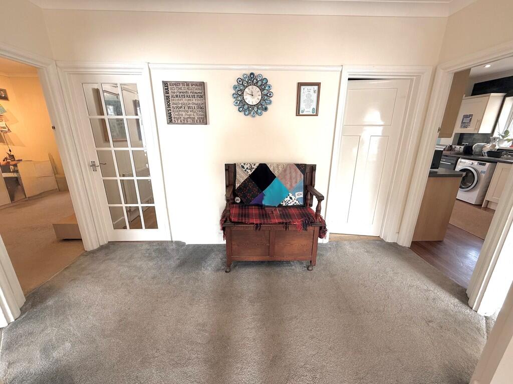 12 Knightscroft A...