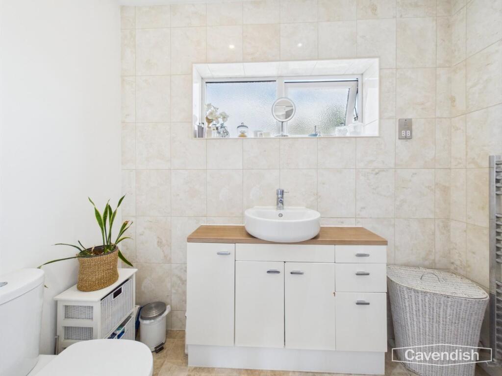 EN-SUITE SHOWER ROOM