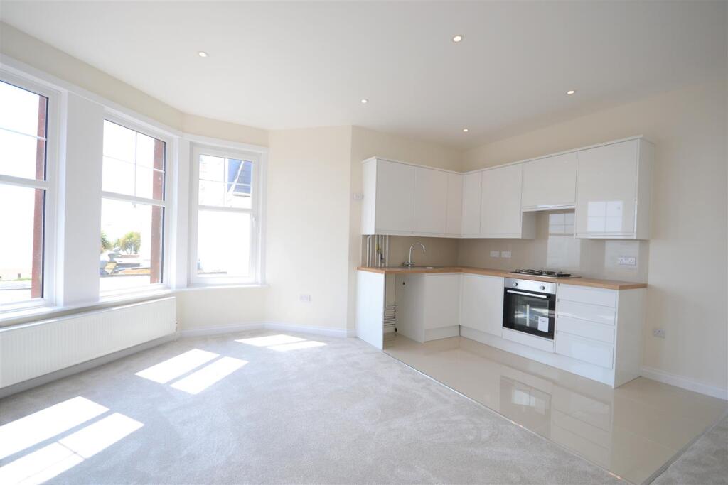 Open plan lounge / kitchen