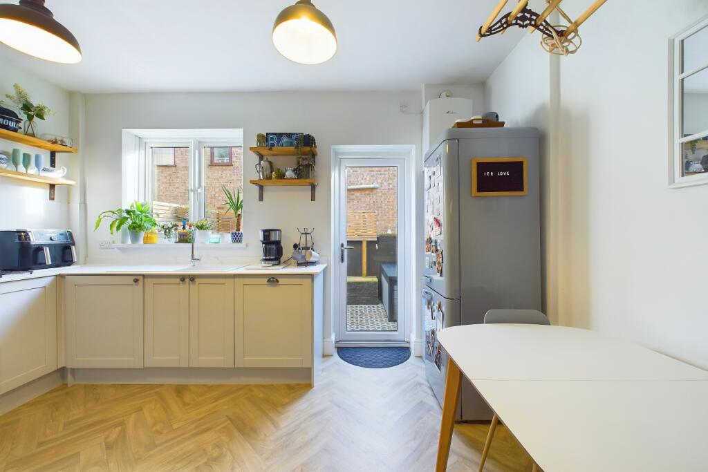 CAM03162G0-PR0202-STILL002