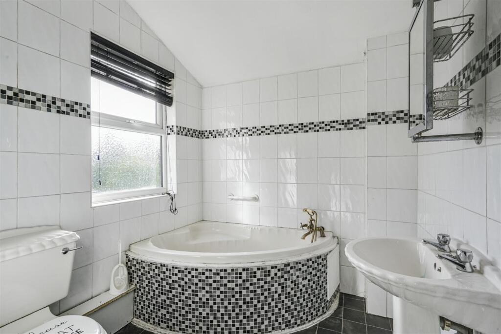 Bathroom 1_1.jpeg