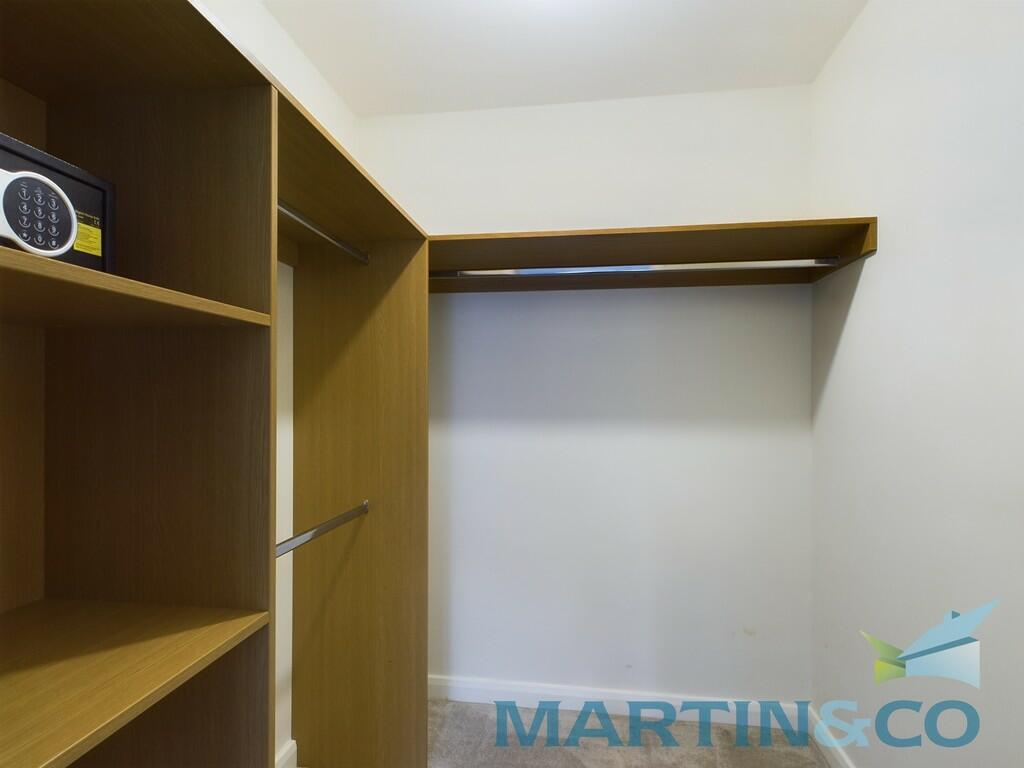 Walk-in-wardrobe 