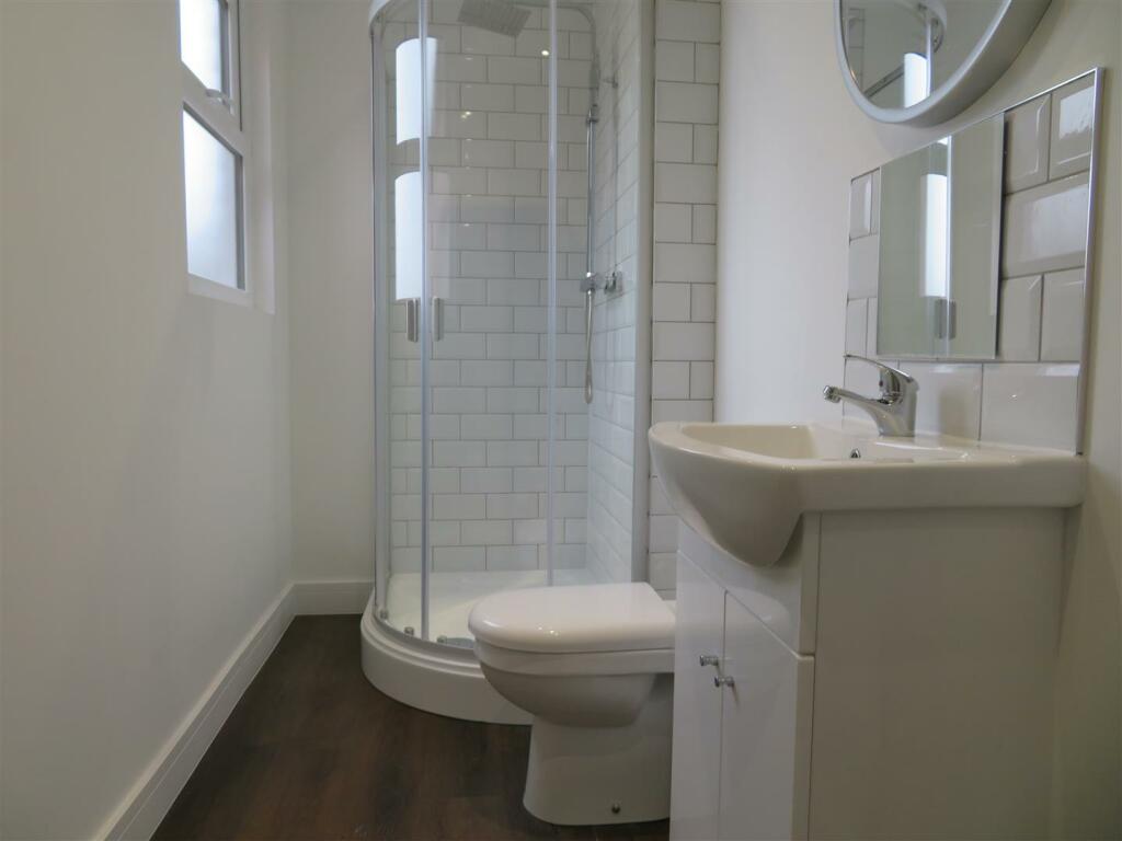 40 Darlington Bathroom 3.JPG