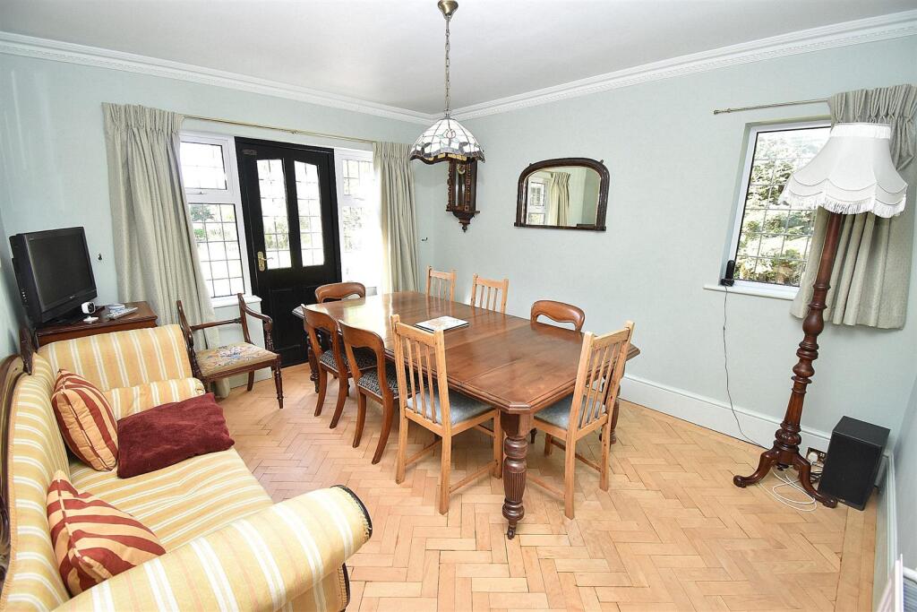 DINING ROOM.JPG
