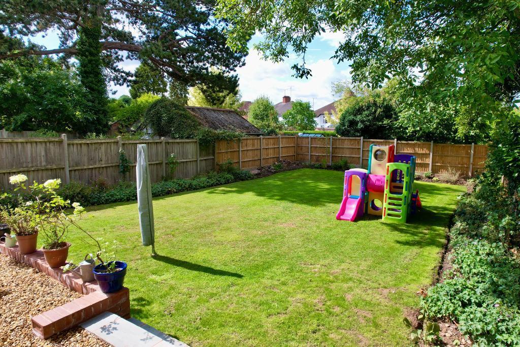 Sunny flat easy garden with storage