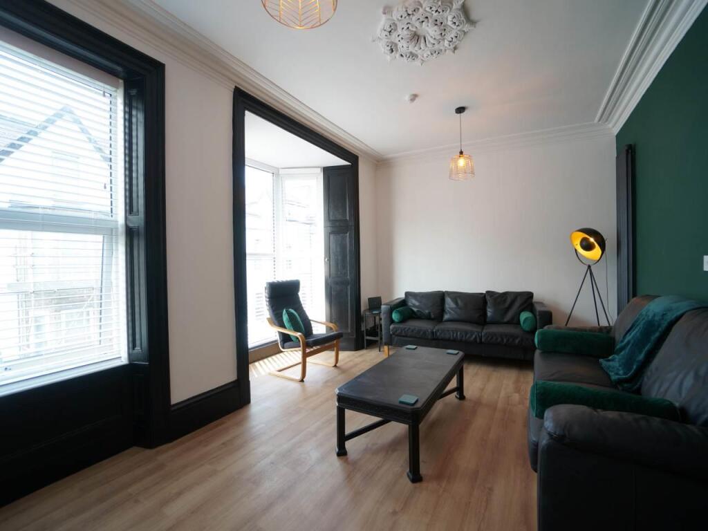 Living Area 1.JPG