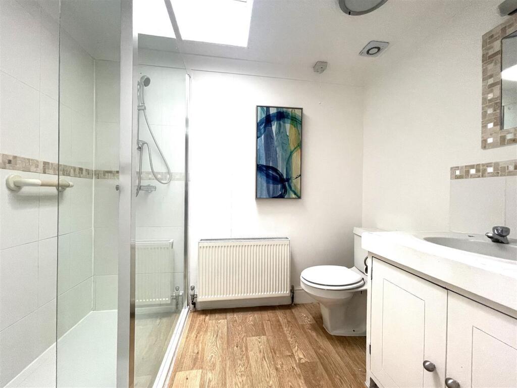 ANNEXE SHOWER ROOM