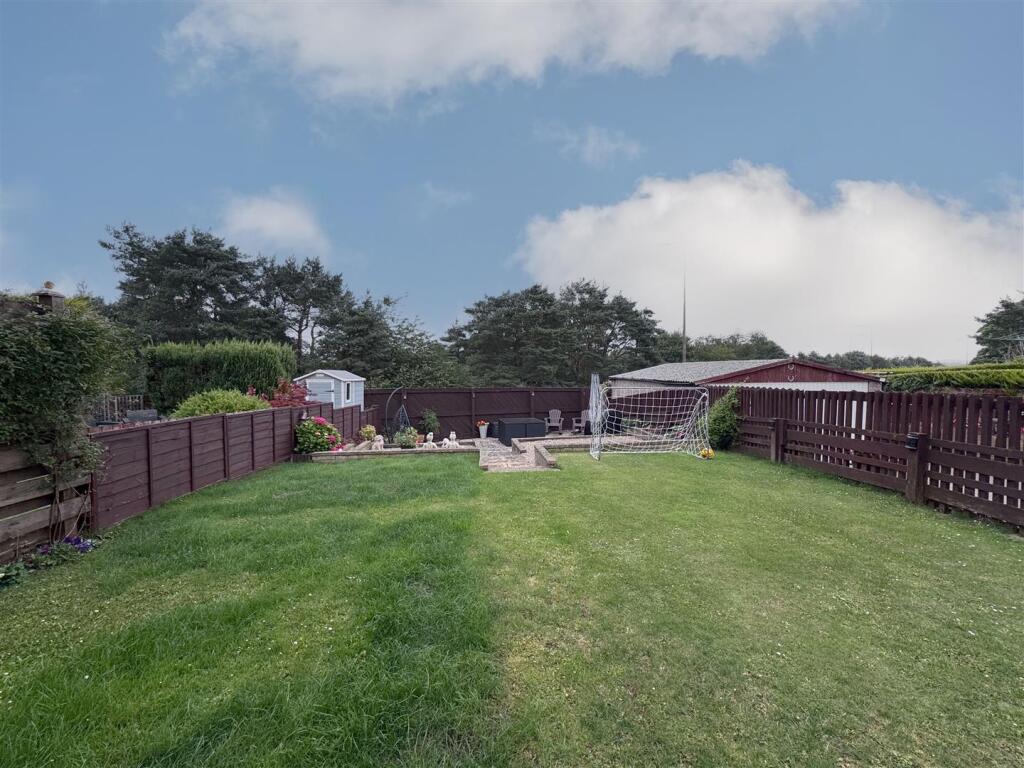 21 Tranent Gardens Dundee-12.JPG