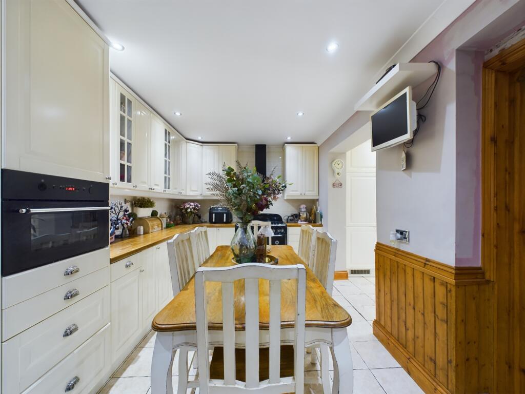 CAM02023G0-PR0121-STILL027