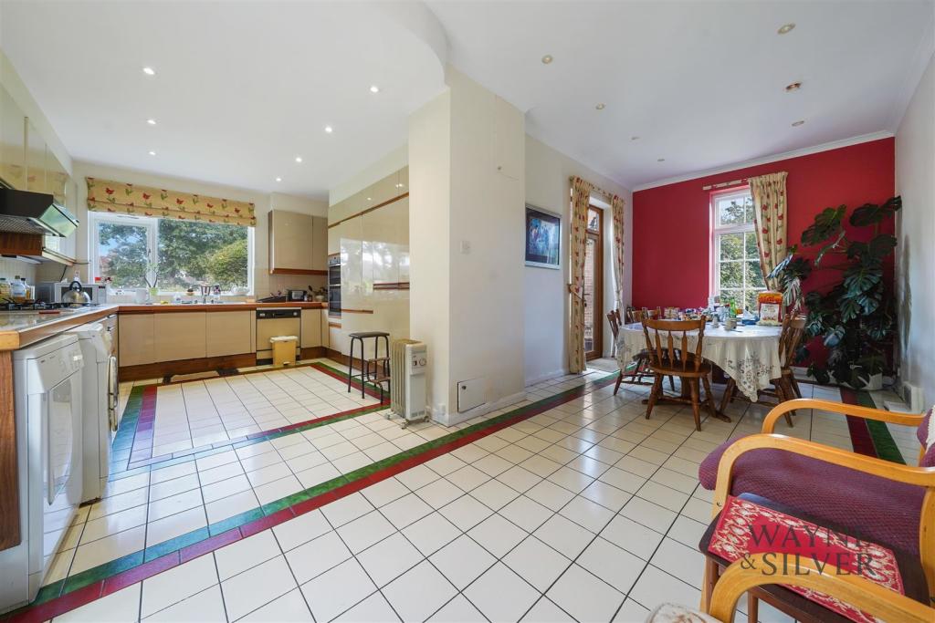 4 Winnington Close N2 0UA-8.jpg