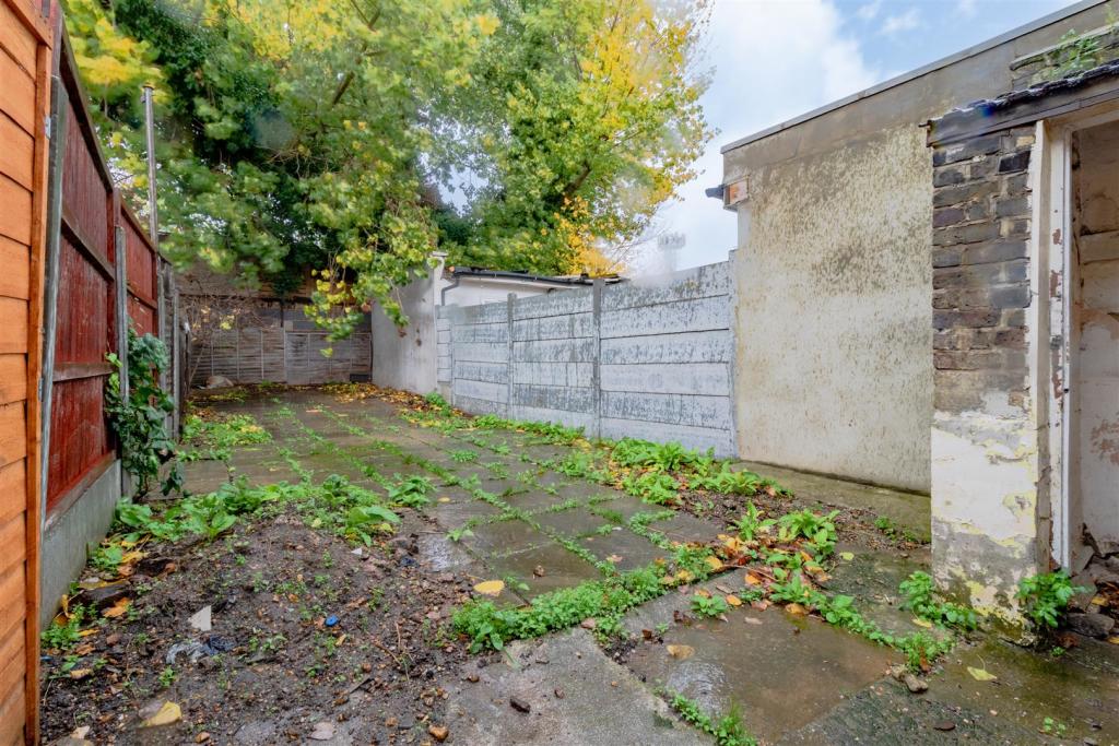 15 Selsdon Road   E13 9BY (Ground Floor Flat) (9).