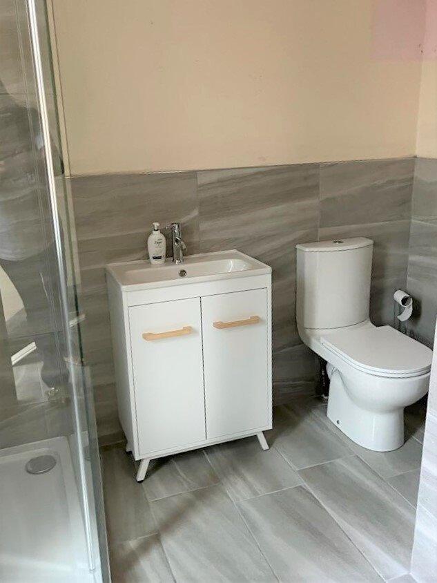 A modern and clean bathroom featuring a white t...