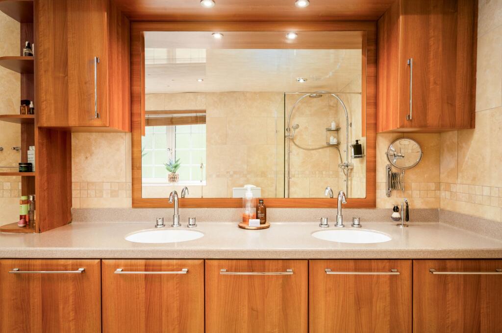 Master bedroom ensuite 