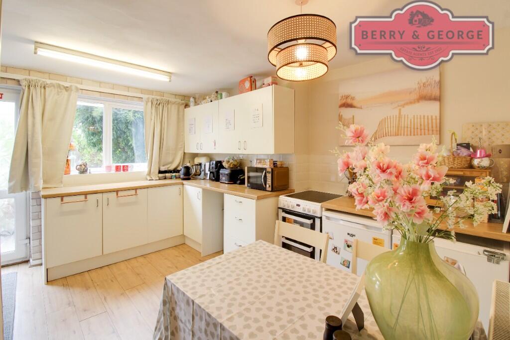KITCHEN / BREAKFAST