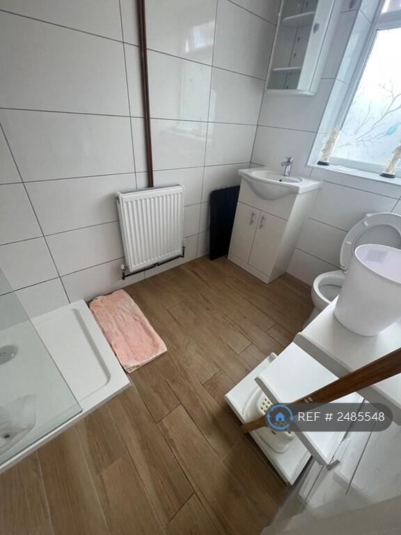 Ensuite Bathroom 1