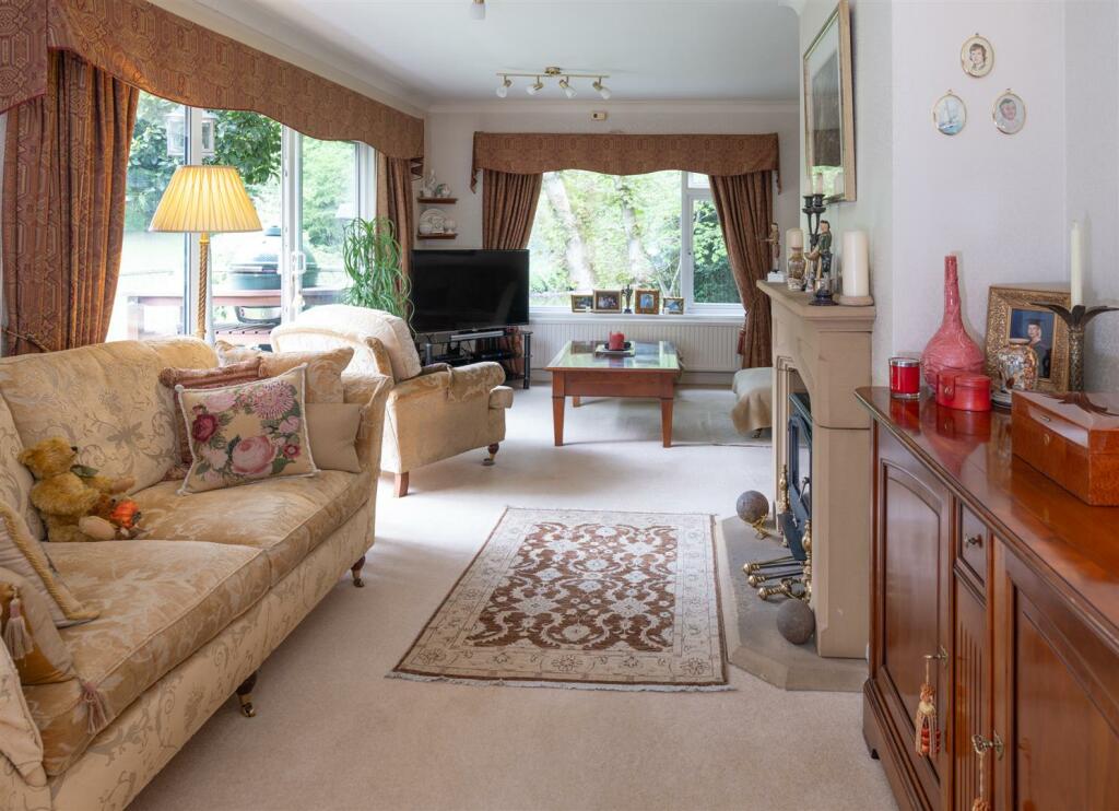 LIVING/DINING ROOM