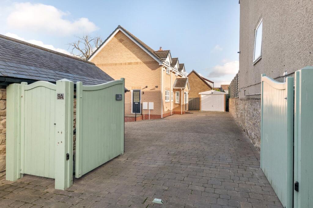 Entrance/Driveway