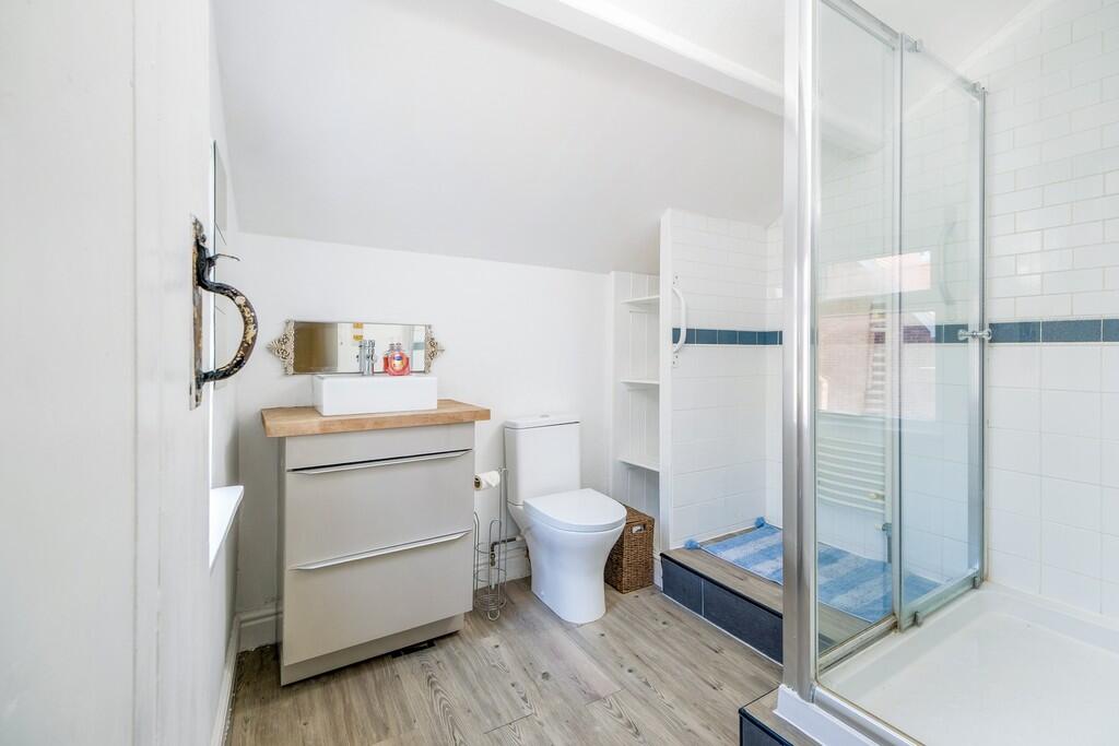 1440px-Cavell Cot...