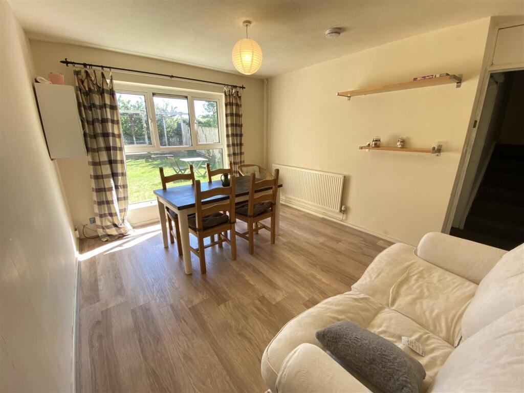 LOUNGE22020.JPG